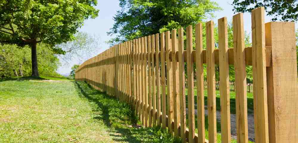 Privacy garden fence for creating a secluded area